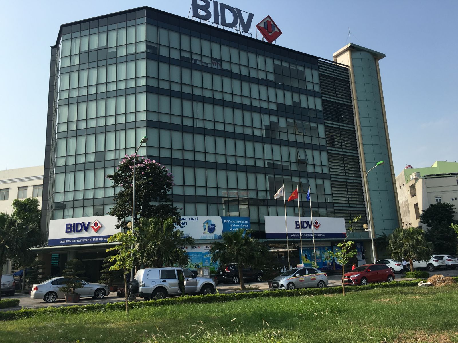 Thi công vách kính tấm lớn và cửa nhôm kính tại tòa nhà BIDV 