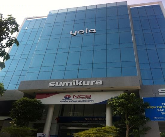 Thi công vách kính tấm lớn và cửa tại tòa nhà cao ốc văn phòng Sumikura Building. 
